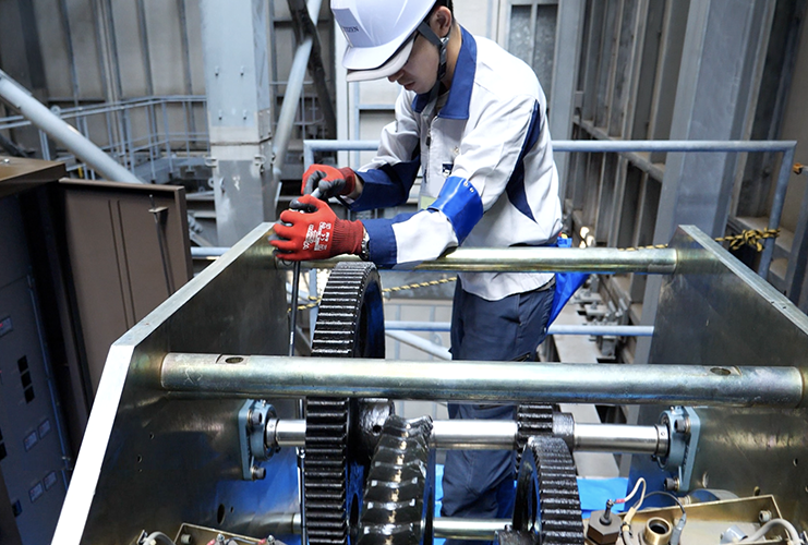 時計の調針を行う技術員