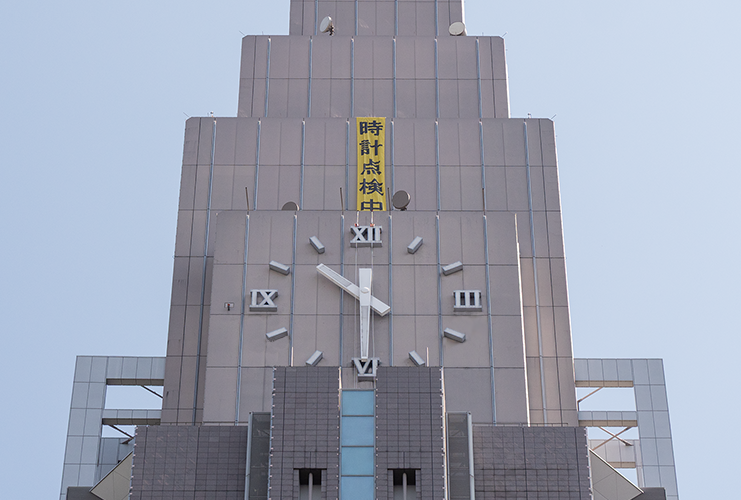 時計点検中のドコモタワー